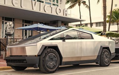 Miami, Florida, ABD - 06 Aralık 2024 Tesla Cybertruck elektrikli kamyonet vagonu. Tesla Cybertruck 'ın elektrikli arabası. Tesla Cybertruck 'ın arabası dışarıda park edilmiş. Tesla Cybertruck, köşe manzaralı..