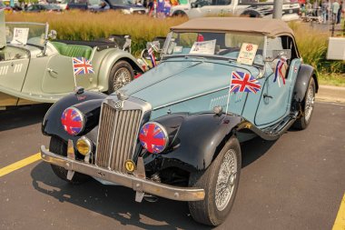 Chicago, Illinois, ABD - 08 Eylül 2024: MG spor araba üstü açılabilir, köşe manzaralı. Retro mavi spor araba. Üstü açık MG TF araba. Chicago 'da MG TF