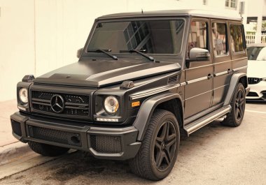 Miami, Florida, ABD - 16 Aralık 2024: siyah Mercedes Benz G 2018 SUV pikap. Mercedes Benz G tipi bir SUV kamyonet. Mercedes Benz 'in arabası dışarıda park edilmiş. Mercedes Benz G, köşe görünümü.