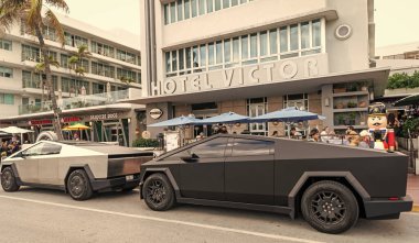 Miami, Florida, ABD - 06 Aralık 2024 Tesla Cybertruck elektrikli kamyonet vagonu. Tesla Cybertruck 'ın siyah elektrikli arabası. Tesla Cybertruck 'ın arabası dışarıda park edilmiş. Tesla Cybertruck, yan görüş.