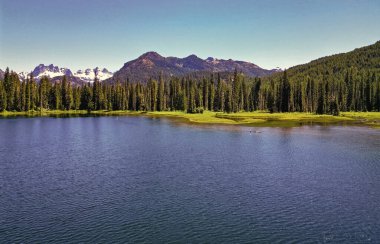 Cooper Gölü 'nün popüler doğa yürüyüşü. Cooper gölü ve dağ manzarası. Cooper Gölü 'nün dağ ve orman manzarası. Doğa manzarası. Washington 'daki Cooper Gölü. Huzurlu doğal güzellik.