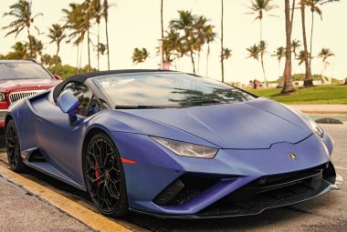 Miami, Florida, ABD - 16 Aralık 2024 Lamborghini Huracan üstü açılabilir spor araba. Lamborghini Huracan EVO 'nun spor arabası. Lamborghini Huracan 'ın Matt Blue arabası. Açık hava, köşe manzaralı..