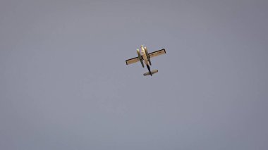 Vancouver, Kanada - 29 Mayıs 2019: De Havilland Kanada DHC-6 ikiz su samuru gökyüzünde. Havilland Kanada uçağı. Vancouver havaalanı jeti. Deniz uçağı turu. Mavi gökyüzündeki uçak, uzayı kopyala.