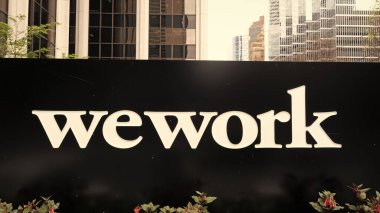 Vancouver, Kanada - 29 Mayıs 2019: WeWork logosu. Şehir merkezinde dış tabelamız var. Binanın üzerindeki Wework tabelası. Wework Global şirket logosu.