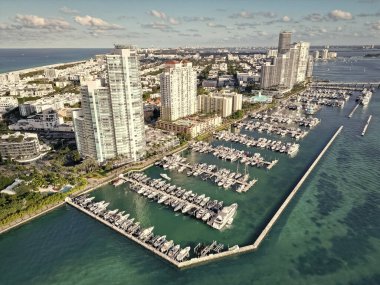 Lüks yatı olan Güney Point Miami marinası. Yaz tatili. Lüks Güney Sahili marinası. Lüks bir yat. Miami güney sahili manzaralı. Yat kulübü. Marina Miami, Florida 'da. Özel rıhtım ve şehir manzarası.
