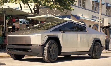 Miami, Florida, ABD - 06 Aralık 2024 Tesla Cybertruck elektrikli kamyonet vagonu. Tesla Cybertruck 'ın elektrikli arabası. Tesla Cybertruck 'ın arabası dışarıda park edilmiş. Tesla Cybertruck, köşe manzaralı..