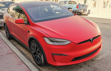 Miami, Florida, ABD - 06 Aralık 2024: Tesla X elektrikli geçiş aracı. Tesla X tipi elektrikli araba. Tesla X 'in arabası dışarıda park edilmiş. Elektrik Tesla X, köşe görünümü.