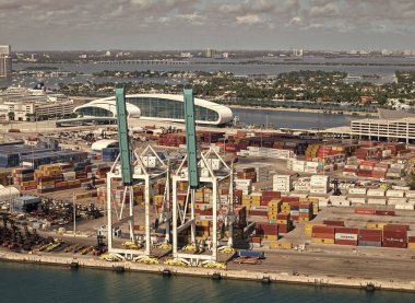 Miami, Florida - 4 Şubat 2025: kargo konteynırlı hava Miami limanı. Deniz taşımacılığı. Miami Limanı. Miami 'deki kargo konteynırı, hava manzaralı. Nakliye konteynırları, deniz depoları.
