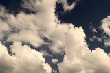 Gökyüzü bulutları. Mavi gökyüzünde hava bulutları. Bulutlu mavi gökyüzü arkaplanı. Gökyüzü Bulutları Duvar Kağıdı