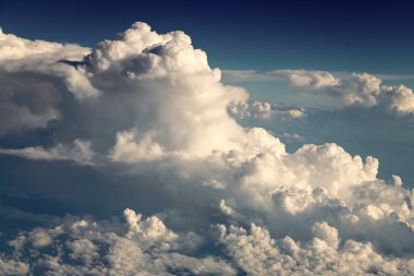 Bulutlar gökyüzünde. Bulutlar - Mavi gökyüzü ve beyaz bulutlar. Bulutlu güzel mavi gökyüzü arkaplanı. Mavi gökyüzünde beyaz kabarık bulutlar .