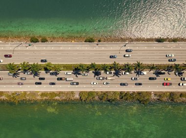 Köprü Miami, Florida 'daki Biscayne Körfezi' ndeki Bay Harbor Adaları 'na açılıyor. Asma köprü. Broad Causeway Köprüsü. Biscayne Körfezi üzerindeki Causeway Köprüsü 'nün hava görüntüsü. Şehir trafiği, Miami, FL..