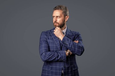 Ofis müdürü. İşadamı Grey 'de izole edilmiş. Takım elbiseli bir iş adamı. Olgun iş adamı. İş adamı portresi. Başarılı bir iş. Girişimcinin başarısı. Müşteri memnuniyeti.