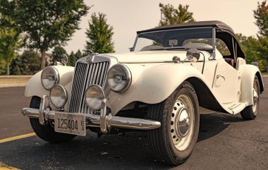 Chicago, Illinois, ABD - 08 Eylül, 1954 MG eski spor üstü açık spor araba, köşe manzaralı. Retro spor araba. Üstü açık MG TF araba. Chicago 'da MG TF beyaz