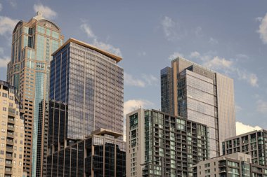 Şehir manzarası. Şehir merkezindeki gökdelen. Şehir mimarisi. İş bölgesindeki ofis binası. Konut binası. Gökdelen mimarisi. Gökdelen şehir silueti. Yükseklik.