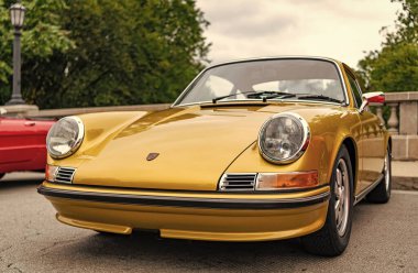 Chicago, Illinois - 29 Eylül 2024 1972 Porsche 911T Coupe sokağa park etti. altın metalik 1972 Porsche 911T Coupe.