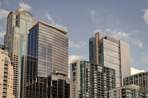 Şehir manzarası. Şehir merkezindeki gökdelen. Şehir mimarisi. İş bölgesindeki ofis binası. Konut binası. Gökdelen mimarisi. Gökdelen şehir silueti. Yükseklik.