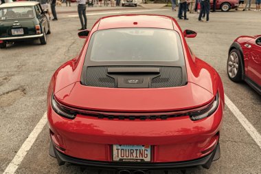 Chicago, Illinois - 29 Eylül 2024: 2023 Porsche 911 GT3 Touring kırmızı rengi. Porsche 911 GT3 turu sokağa park edilmiş. Arkadan bak. Porsche 911 GT3 Chicago turu