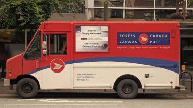 Vancouver, Kanada - 29 Mayıs 2019: Canada Post kamyonu. Teslimat aracı gönderin. Kanada posta şirketinin posta kamyonu aracı. Kanada 'nın posta servisi.