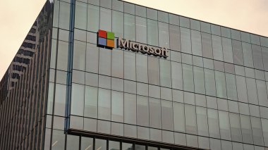 Vancouver, Kanada - 29 Mayıs 2019: Microsoft merkez ofisi logolu. Camlar üzerinde Microsoft logosu. Logo işaretli Microsoft ofis binası.