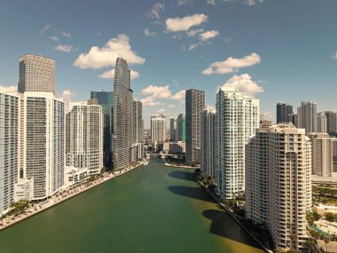 Miami ufuk çizgisi manzarası. Brickell Key, ABD 'de gökdelenli şehir manzarası. Brickell Miami şehir merkezinde. Miami şehir merkezinde, Florida 'da panoramik modern mimari.
