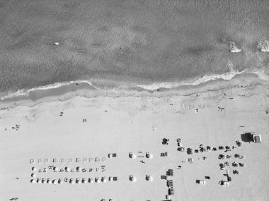 Cennette yaz tatili. Yazın deniz kenarında tatil. Deniz, plaj şemsiyesi altında rahatlar. Denize açılın. Kristal berrak turkuaz suyla kumsalın havadan görünüşü. Tropik Filipinler.