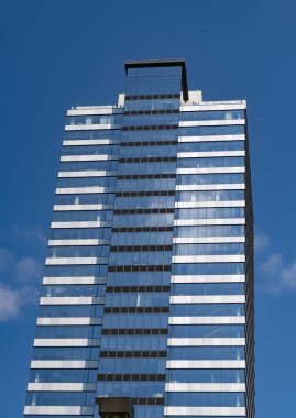 Perspektif gökdeleni. Minimalist cam mimarisi. İş gökdeleni binası. Mimari inşaat sektörü. Cam gökdelen. Şehir mimarisi. Mimarlık ofisinin dış binası..