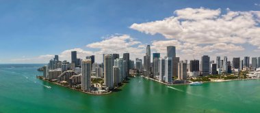 Brickell ufuk çizgisinin havadan görüntüsü. Brickell Miami 'nin panoramik şehir manzarası. Brickell 'in gökdelenleri. Miami Beach 'teki Brickell manzarası. Miami 'deki ikonik iş kuleleri