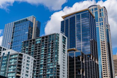 Şehir manzaralı bir şehir. Gökdelen şehir manzarası. Şehir merkezindeki modern şehir. İş şehri. İş bölgesindeki gökdelen binasının manzarası. Gökdelenin şehir mimarisi. Kentsel gökdelenler.