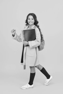 Okula gidiyorum. Ödevleri olan genç bir kız. Öğrenci ev ödeviyle yürüyor. Kızların okul eğitimi. Bilgi ve eğitim. Bilgi toplama günü. Sonbaharda okul ödevi yapan kız. Okula geri dön..