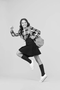 Öğrenci kız çantayla acele et. Okula dönelim. Bilgi toplama günü. Bilgi ve eğitim. Okul eğitimi. Öğrenci acele ediyor. Sarıda izole edilmiş genç mutlu kız. Başarıya koşun. Üniversitede okuyorum..