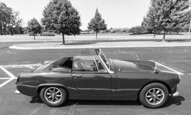 Chicago, Illinois, ABD - 08 Eylül, 2024 - 1961 - 1964 Austin-Healey Sprite Mark II iki koltuk üstü açılabilir, köşe manzaralı. Retro araba. Retro1961 - 1964 Austin-Healey Sprite Mark II arabası. Chicago 'dan Austin Healey