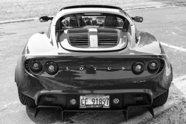 Chicago, Illinois, ABD - 08 Eylül 2024: 2005 Lotus Elise spor arabası, arka görüş. Kırmızı spor araba. Modern Lotus Elise arabası. Lotus Elise Chicago 'da