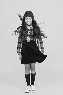 Okula dönelim. Okul üniformalı kız. Şık, mutlu bir genç. Ergenlik için eğitim. Sarıda izole edilmiş genç bir kız. Çalışmak için sonbahar zamanı. Bilgi ve eğitim. Okul moda tarzı. Öğrencilerin hayatı.