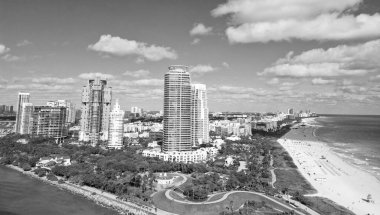 Miami marinası, Florida 'daki Skyline hava sahası. Miami 'nin güney sahili. Güney Sahili, ABD 'de liman manzarası. Skyline panorama. Deniz sahili. Miami Güney Sahili hava manzarası. Florida Keys Maceraları.