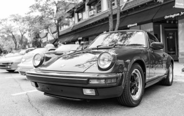 Chicago, Illinois - 29 Eylül 2024: Porsche 911 Carrera Coupe yolda. Porsche 911 Carrera Coupe kırmızısı. Porsche 911 Carrera Coupe Chicago 'da.