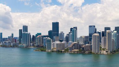 Miami şehir merkezindeki Brickell ufuk çizgisinin hava görüntüsü. Miami 'deki gökdelenler. Miamis 'in finans bölgesinin manzarası. Brickell, Miami 'de. Şehir manzaralı Miami Şehir Manzarası