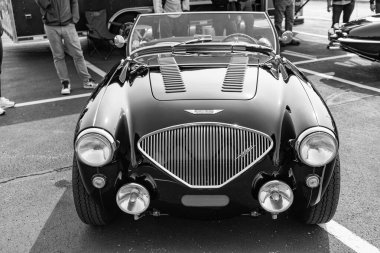 Chicago, Illinois, ABD - 08 Eylül, 1956 Austin Healey 100 üstü açık spor araba, ön manzara. Retro spor araba. Üstü açık Austin Healey arabası. Austin Healey 'in arabası