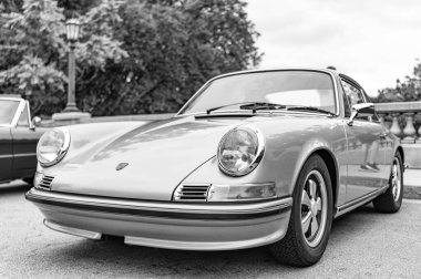 Chicago, Illinois - 29 Eylül 2024 1972 Porsche 911T Coupe sokağa park etti. altın metalik 1972 Porsche 911T Coupe