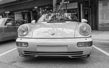 Chicago, Illinois - 29 Eylül 2024: Porsche 911 Carrera Coupe yolda. Porsche 911 Carrera Roadster sarı renk. Porsche 911 Chicago 'daki Carrera Speedster..