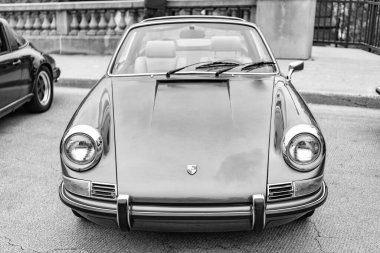 Chicago, Illinois - 29 Eylül, 2024: 1972 Porsche 911T Targa Coupe yolda. Chicago 'da yeşil metalik Porsche 911T Targa