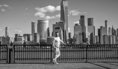 Manhattan manzaralı İspanyol bir adam spor giyim, spor ve spor giyim kuşamı giyiyor..