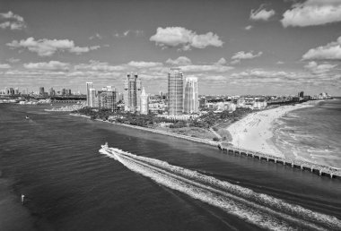 Deniz sahili. Miami Güney Sahili hava manzarası. Miami marinası, Florida 'daki Skyline hava sahası. Miami 'nin güney sahili. Güney Sahili, ABD 'de liman manzarası. Skyline sahil kasabaları.