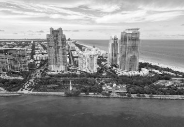 Miami 'nin gökdelen mimarisi. Miami Güney Sahili hava manzarası. Lüks bir hayat. Havadan Miami gökdeleni. Miami 'nin güney sahili. South Beach 'in şehir manzarası. Florida Panoraması.