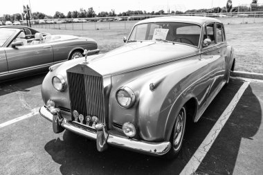 Chicago, Illinois, ABD - 08 Eylül 2024 Rolls Royce Silver Cloud III, köşe manzaralı araç. Eski model bir araba. Rolls Royce Gümüş Bulut arabası. Chicago 'da Rolls Royce Gümüş Bulut