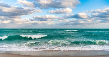 Deniz bulutlu gökyüzü ile ufuk çizgisi. Denizde sakin bir ufuk. Romantik yaz tatili deniz manzarası. Deniz manzarası cenneti. Okyanus sahilinde gün doğumu. Yaz tatilinde gün batımı deniz manzarası. Sakin deniz.