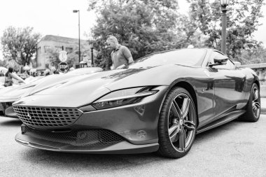 Chicago, Illinois - 29 Eylül 2024: Ferrari Roma siyah rengi. Ferrari Roma caddeye park etmiş. Köşeden bak. Şatoda lüks Ferrari Roma