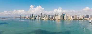 Brickell ufuk çizgisinin havadan görüntüsü. Brickell Miami 'nin panoramik şehir manzarası. Brickell 'in gökdelenleri. Miami Beach 'teki Brickell manzarası. Miami 'deki ikonik iş kuleleri