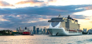 Miami, Florida, ABD - 23 Aralık 2024: MSC Sahil Seyahati. Yaz tatilinde gemi turu. MSC yolcu gemisinde. Gemi turu ve gün batımında seyahat. Gemi limanı temizliyor..