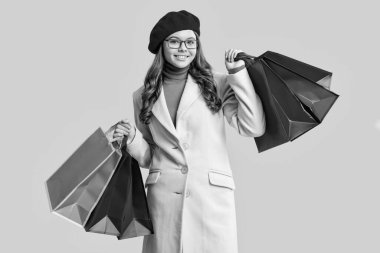 Kara Cuma alışverişi. Alışverişçi kız alışveriş poşeti alımını sarıda izole etmiş. İndirim ve indirim. Satın alma hediyesi. Büyük alışveriş satışı. Alışveriş merkezinde şık bir kız. Alışveriş çantalı genç kız..