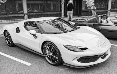 Chicago, Illinois - 29 Eylül 2024: Ferrari 296 GTS veya GTB sarı renk. Ferrari 296 GTS ya da GTB caddeye park etmiş. Köşeden bak. Lüks Ferrari 296 GTS veya Chicago 'da GTB